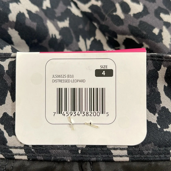 Isaac Mizrahi New York Distressed Leopard Tailored 5" Inseam Short Size 4 NEW - Picture 8 of 9